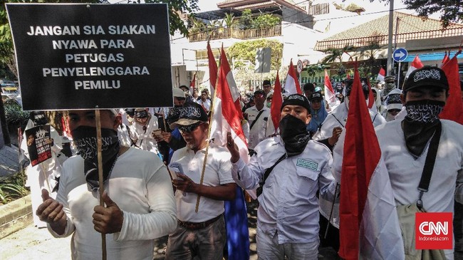 Ratusan orang, termasuk FPI, yang tergabung dalam Ratu Adil melakukan aksi protes di depan Bawaslu Jatim terkait dugaan kecurangan Pemilu 2019.
