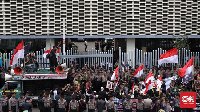 Yusril Ihza Mahendra menganggap people power tak bisa digunakan karena landasan sosiologisnya tidak cukup kuat. Lagipula people power tidak ada urgensinya.