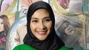 img-title Adem, Maudy Koesnaedi Berhijab
