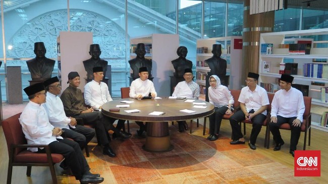 Pertemuan yang dikenal dengan poros Bogor itu dimaknai sebagai cara lingkaran Jokowi memberi tempat yang nyaman untuk AHY berkoalisi.