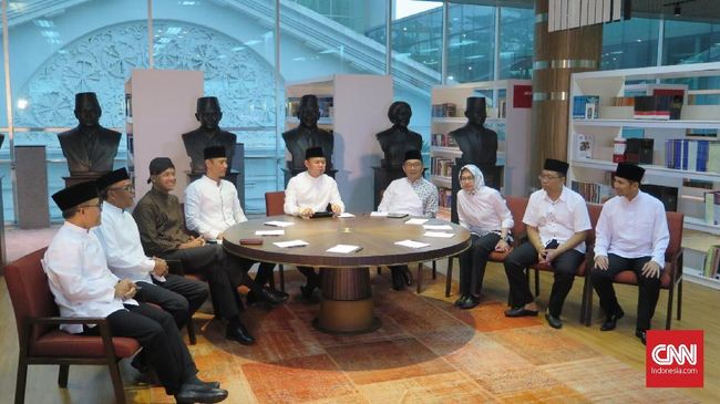 Pertemuan Bogor, dan 'Lompatan' AHY di Lingkaran Jokowi Pertemuan yang dikenal dengan poros Bogor itu dimaknai sebagai cara lingkaran Jokowi memberi tempat yang nyaman untuk AHY berkoalisi.