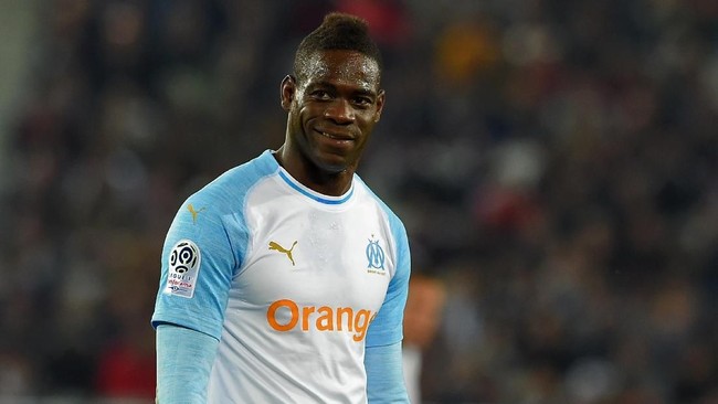 Mario Balotelli mengajukan sang adik Enock Barwuah sebagai syarat pindah ke klub Flamengo di liga sepak bola Brasil.