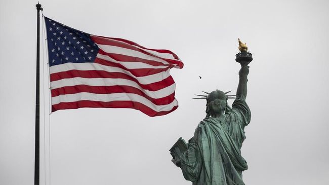 "Bu, suatu hari, saya akan pergi ke sana," ujar saya saat kami menonton acara TV yang menggambarkan Kota New York. Ibu hanya mengamini sambil tersenyum.
