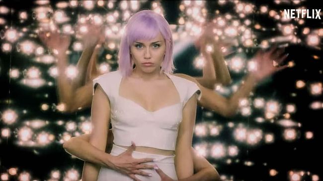 Miley Cyrus Ungkap Sisi Gelap Musisi lewat 'Black Mirror' Miley Cyrus akan tampil dalam salah satu episode 'Black Mirror' musim kelima yang berjudul 'Rachel, Jack, dan Ashley Too.'