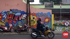 Gedung Sekolah Luar Biasa di Jalan Singa Perbangsa, Bandung, sempat dicoret-coret massa aksi. Di tempat ini, peserta aksi juga mengalami kekerasan aparat.