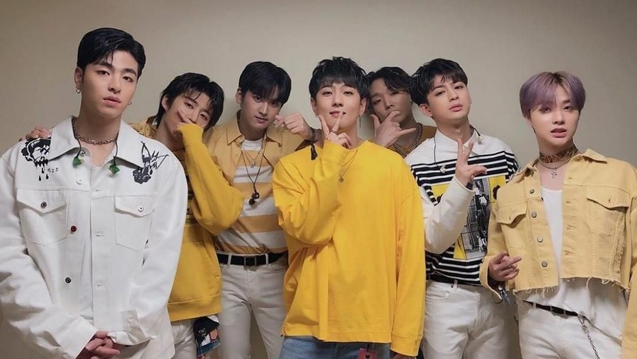 iKON mendapat protes dari sekelompok mahasiswa.