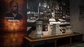 FOTO: Obor Sejarah 'Menyala' Abadi di Museum Patung Liberty Patung Liberty yang berdiri gagah memegang obor di Liberty Island, Amerika Serikat, akan punya 'teman.' Museum Patung Liberty dibuka untuk umum, Kamis (16/5).
