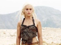 Emilia Clarke Improvisasi Monolog di GoT dan Tak Ada yang Sadar!