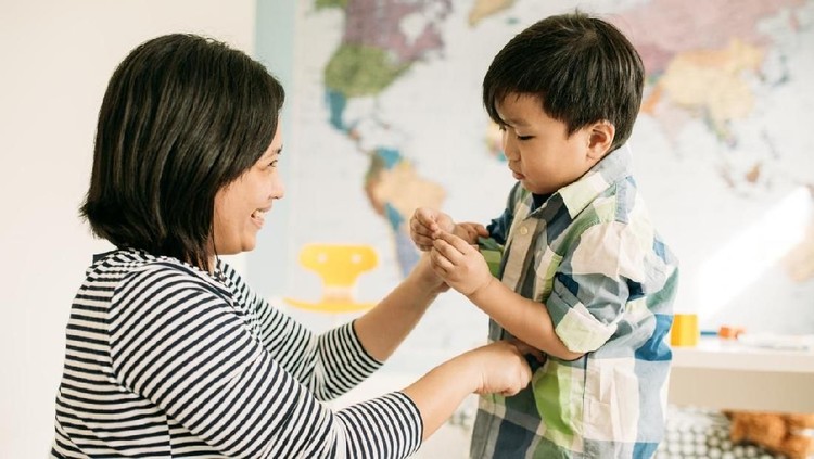 Mengenalkan konsep Tuhan pada anak bisa dilakukan sejak dini kok, Bun.