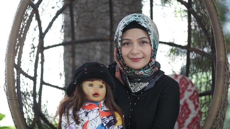 Bunda masih ingat dengan Ria Enes dan boneka Suzan? Ternyata, Ria Enes sekarang sudah menjadi seorang ibu dari anak tiga lho.