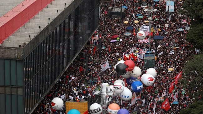 Unjuk rasa itu dilakukan di 27 negara bagian di Brasil dengan jumlah demonstran hingga 180 ribu orang.