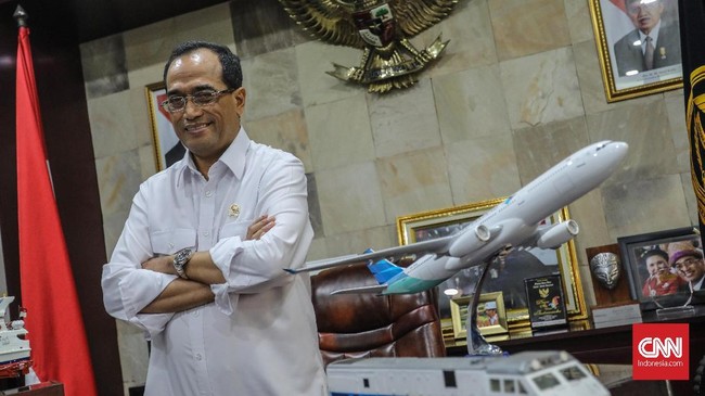 Seminggu setelah dirawat akibat infeksi virus corona, kondisi Menteri Perhubungan Budi Karya disebut membaik. 