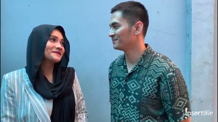 Romantisnya Ichal Muhammad Lamar Dafina di Depan Kabah Ichal Muhammad Lamar Dafina di Depan Kakbah.