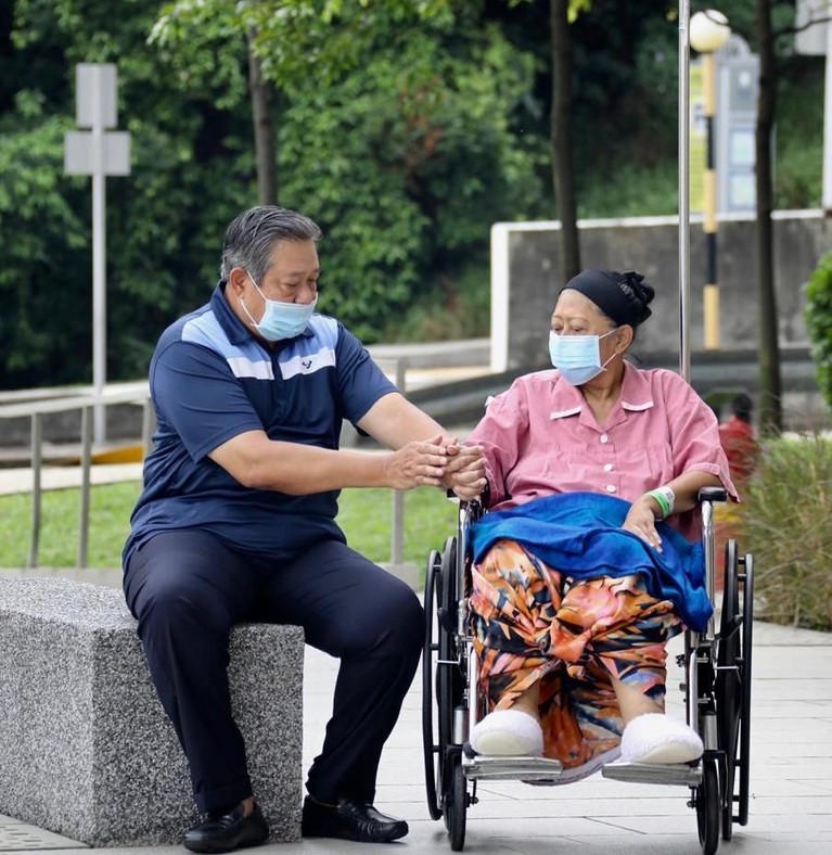 6 Momen Bahagia Ani Yudhoyono Keluar Ruang Rumah Sakit Ani Yudhoyono akhirnya diperbolehkan menghirup udara segar di ruang terbuka usai selama tiga bulan lebih harus terkurung di dalam ruang perawatan.