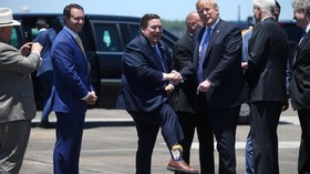 Gaya Wagub Louisiana Pakai Kaus Kaki 'Nyengir' Donald Trump