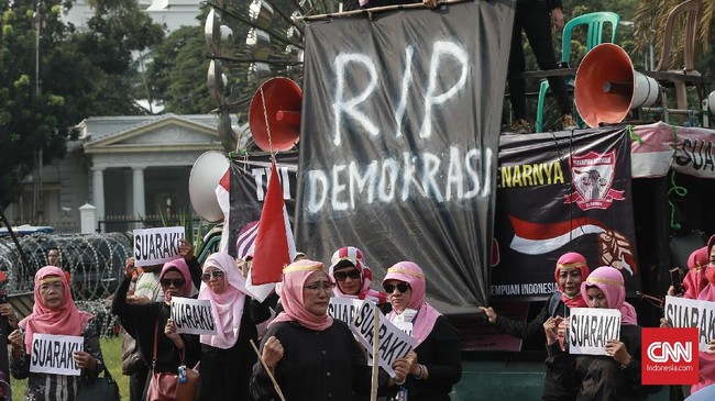 Emak-emak yang tergabung dalam Perempuan Indonesia Bergerak (PIB) menggelar aksi teatrikal di depan Istana Merdeka, menuntut kejelasan dugaan kecurangan pemilu.