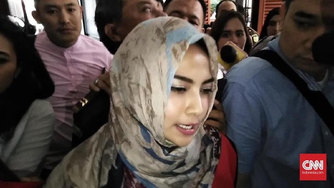 Pihak terdakwa Vanessa Angel dalam pledoinya meminta hakim membebaskannya karena penyebaran konten asusila dilakukan di ranah pribadi, bukan untuk publik.