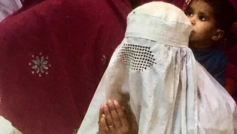7 Model Jilbab dari Berbagai Negara di Dunia Mengenakan Jilbab adalah bentuk ketaatan wanita muslimah dalam menjalankan kaidah ajaran Islam. Berikut ini 7 model jilbab dari berbagai negara di dunia.