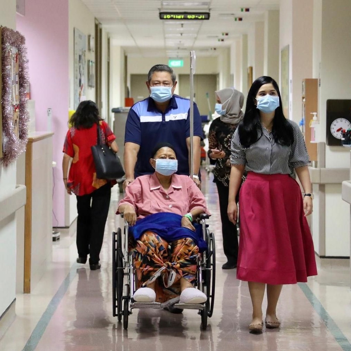 Ani Yudhoyono akhirnya diperbolehkan menghirup udara segar di ruang terbuka usai selama tiga bulan lebih harus terkurung di dalam ruang perawatan&period;