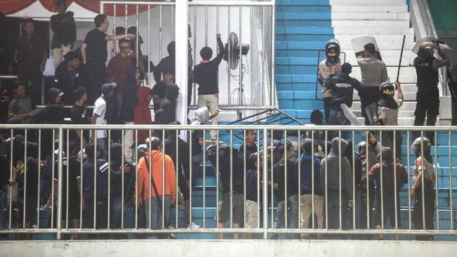Buntut Insiden Pembukaan Liga 1, PSSI Hukum PSS dan Arema Komisi Disiplin PSSI menghukum kesebelasan PSS dan Arema FC terkait insiden dalam laga pembuka Liga 1 2019 di Stadion Maguwoharjo, Yogyakarta, Rabu (15/5).