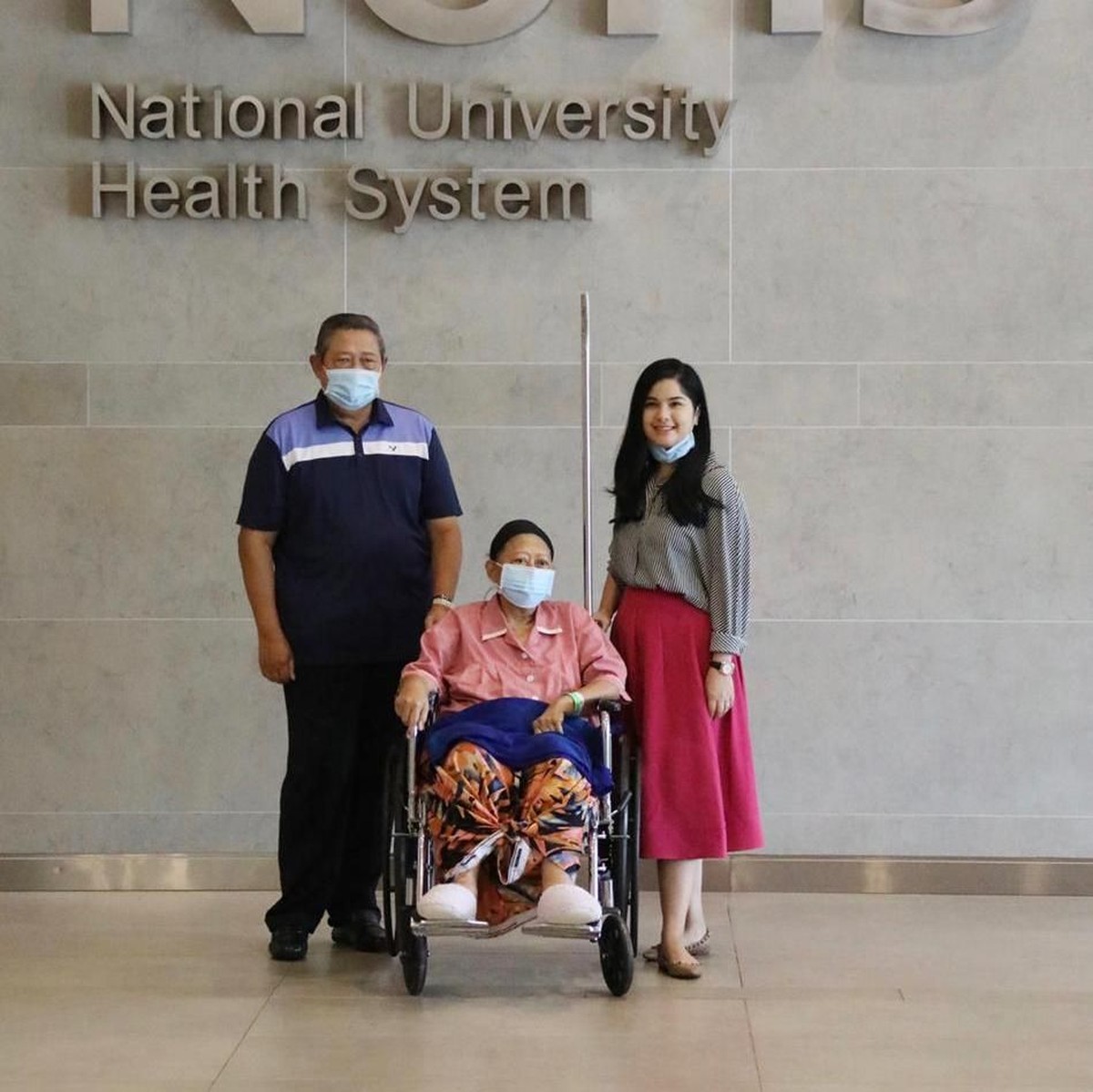 Ani Yudhoyono akhirnya diperbolehkan menghirup udara segar di ruang terbuka usai selama tiga bulan lebih harus terkurung di dalam ruang perawatan&period;