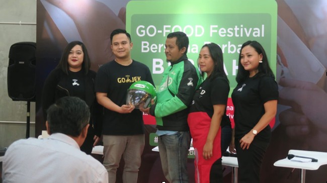 Salah satu pengendara Gojek, Tobanjar, menceritakan keberhasilannya membeli rumah dan mobil usai bekerja menjadi mitra di perusahaan unicorn tersebut.