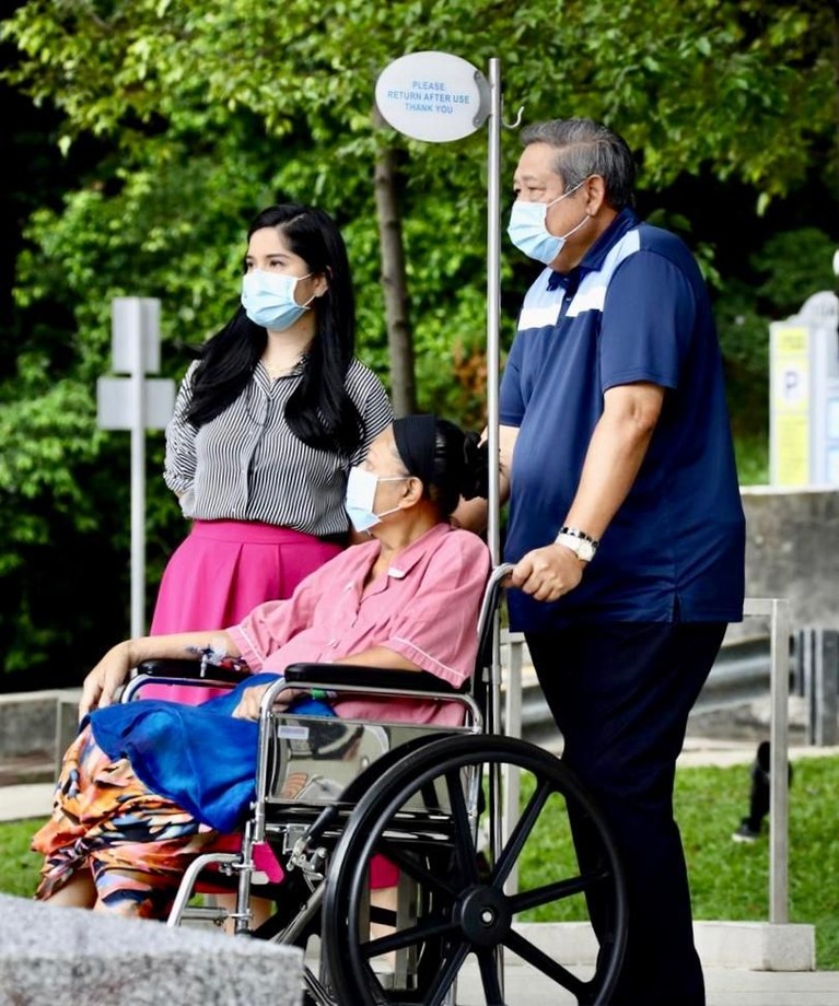 Ani Yudhoyono akhirnya diperbolehkan menghirup udara segar di ruang terbuka usai selama tiga bulan lebih harus terkurung di dalam ruang perawatan.