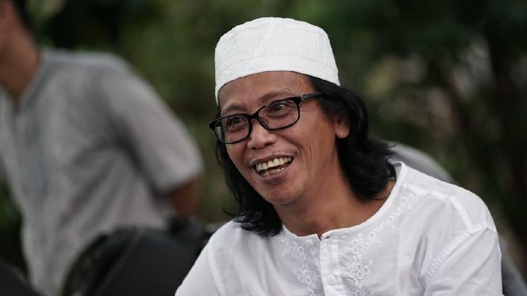 Rupanya begini cara Mandra ngabuburit bareng anak dan istri, sambil menunggu beduk Maghrib.