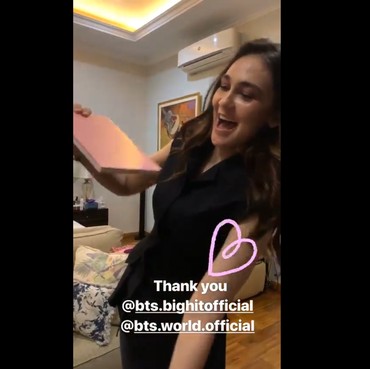 Luna Maya Ucapkan Ulang Tahun RM BTS, Netizen: Bucin Mode On!