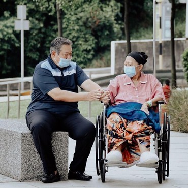 Bahagianya Ani Yudhoyono Bisa Keluar Ruang Rumah Sakit