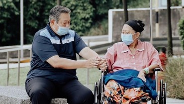 Bahagianya Ani Yudhoyono Bisa Keluar Ruang Rumah Sakit