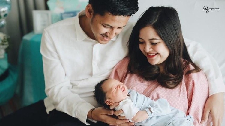 Dua bulan menjadi ibu, mantan penyanyi cilik Tasya Kamila berbagi tugas dengan suami saat merawat bayi.