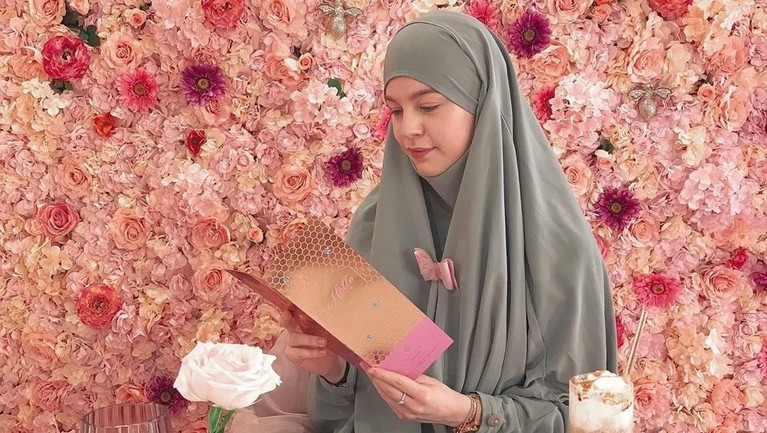 7 Model Jilbab dari Berbagai Negara di Dunia Mengenakan Jilbab adalah bentuk ketaatan wanita muslimah dalam menjalankan kaidah ajaran Islam. Berikut ini 7 model jilbab dari berbagai negara di dunia.
