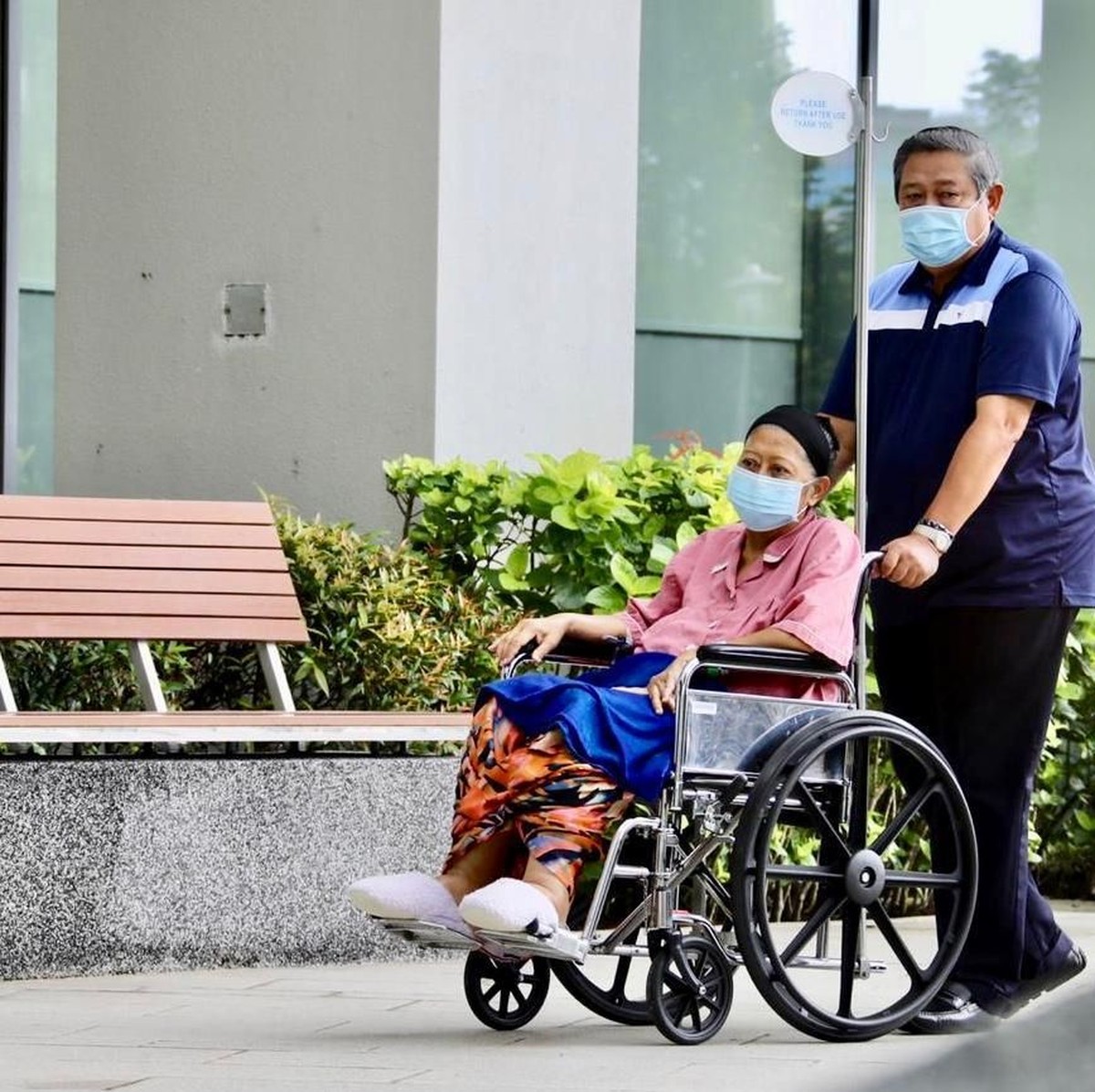 Ani Yudhoyono akhirnya diperbolehkan menghirup udara segar di ruang terbuka usai selama tiga bulan lebih harus terkurung di dalam ruang perawatan&period;