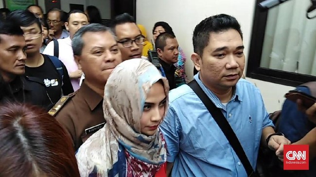 Kuasa hukum Vanessa mengatakan pemesan kamar hotel tempat kliennya digerebek polisi tak ada dalam BAP maupun dakwaan, dan baru muncul dalam sidang hari ini.