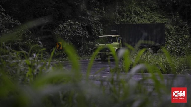 Alas Roban adalah jalur menyeramkan dengan kontur medan dan segala cerita kleniknya. Saat ini mulai ditinggalkan, namun pernah jadi jalur utama mudik lebaran.