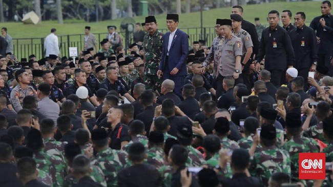 Presiden Joko Widodo menghadiri buka puasa bersama yang digelar TNI dan Polri, hadir juga sejumlah menteri Kabinet Kerja dalam acara ini.