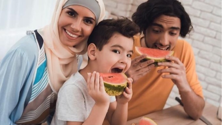 Saat berpuasa, Si Buah Hati pasti akan mengalami beberapa tantangan seperti bangun untuk sahur.