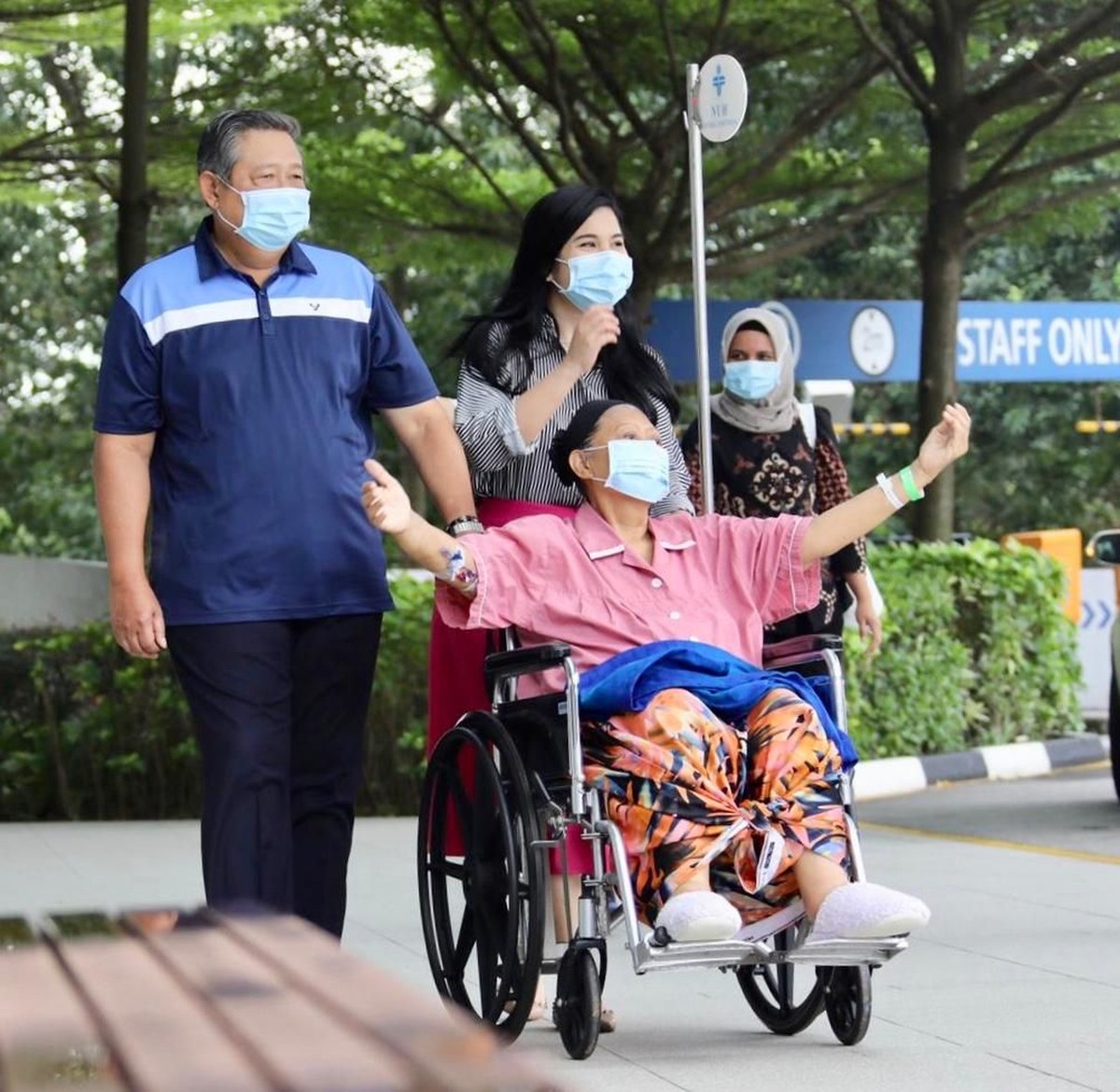 Ani Yudhoyono akhirnya diperbolehkan menghirup udara segar di ruang terbuka usai selama tiga bulan lebih harus terkurung di dalam ruang perawatan&period;