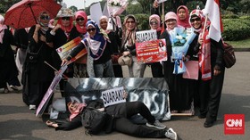 FOTO : Di Seberang Istana, Emak-emak Militan Tolak Situng KPU