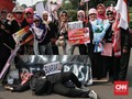 FOTO : Di Seberang Istana, Emak-emak Militan Tolak Situng KPU