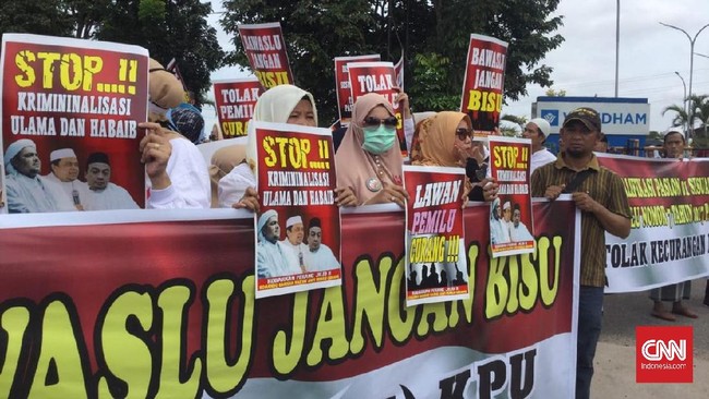 Emak-Emak Militan saat menggelar demo di Bawaslu Sumsel mendesak diskualifikasi terhadap paslon 01 karena tak terima pemilu curang.