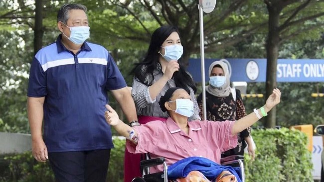 Dokter kepresiden yang dikirim ke Singapura, Terawan Agus Putranto, menjelaskan upaya tim dokter sudah optimal, namun Tuhan memliki keputusan yang lebih baik.
