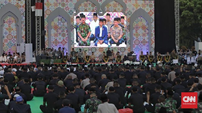 Presiden Joko Widodo mengucapkan terima kasih kepada para prajurit TNI dan Polri yang telah bekerja keras dalam menjaga stabilitas keamanan negara.