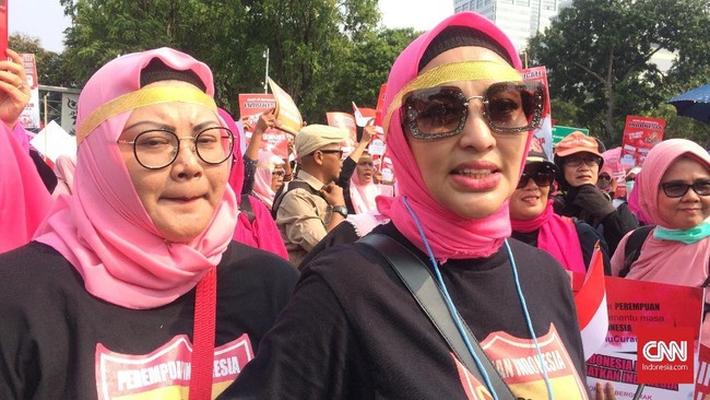 Para wanita yang menamakan diri Perempuan Indonesia Bergerak (PIB) menggelar demo di depan Istana Merdeka, menuntut pemerintah tak berlaku curang di Pemilu 2019
