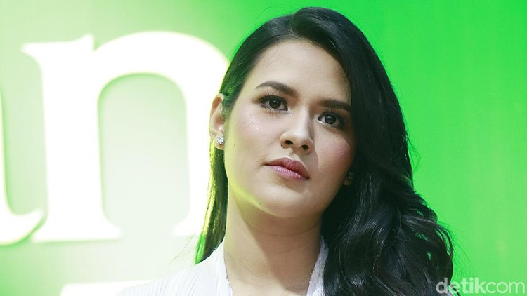 Raisa berbagi apa yang ia alami saat menjalani Ramadhan pertama dengan status barunya: ibu dari Zalina.