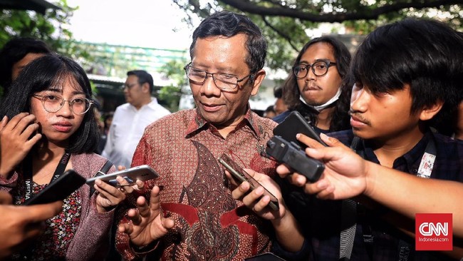 Mahfud MD mengatakan Hairul Anas Suaidi telah berbicara kepadanya sebelum menjadi saksi sengketa Pilpres di MK. Hairul merupakan keponakan Mahfud MD.