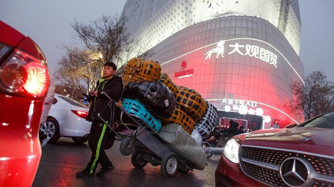 Pemerintah China mengklaim tak banyak perusahaan yang memindahkan rantai pasokannya keluar negara tersebut.