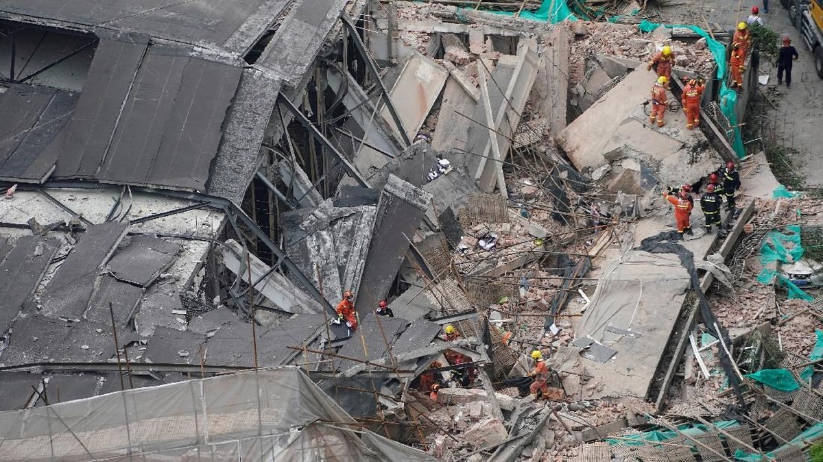 FOTO: Pabrik Runtuh di Shanghai Renggut 10 Nyawa