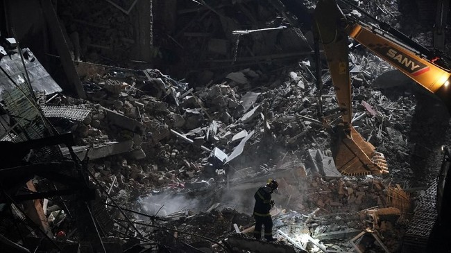 FOTO: Pabrik Runtuh di Shanghai Renggut 10 Nyawa